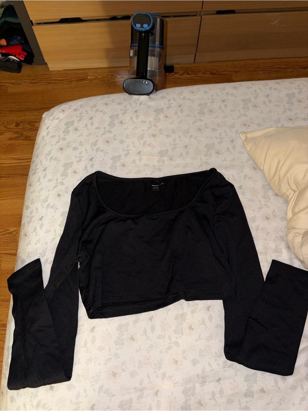 SHEIN Black Scoop Neck Long Sleeve Crop Top